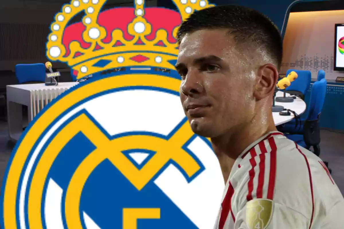 Un futbolista con camiseta blanca y roja aparece frente al escudo del Real Madrid en un estudio de radio.