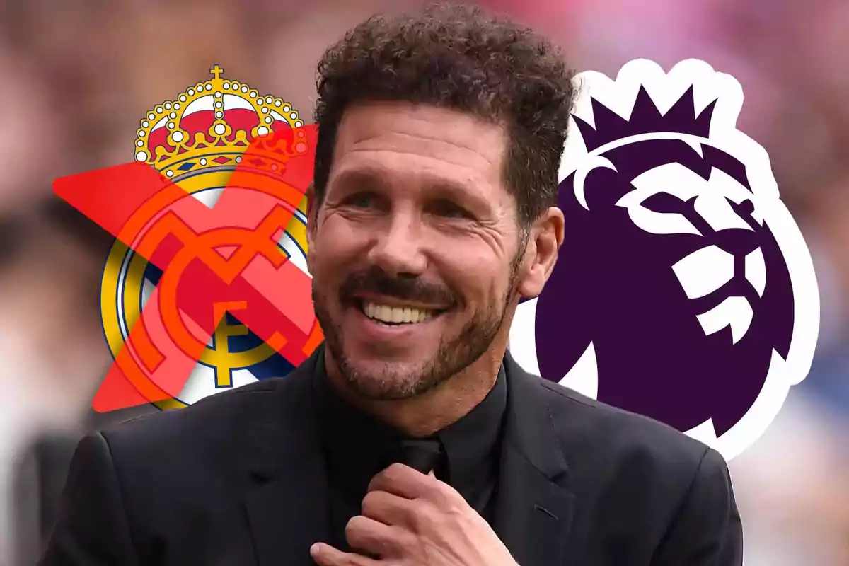 Un hombre sonriente con un traje negro, con un logo tachado del Real Madrid a la izquierda y el logo de la Premier League a la derecha.