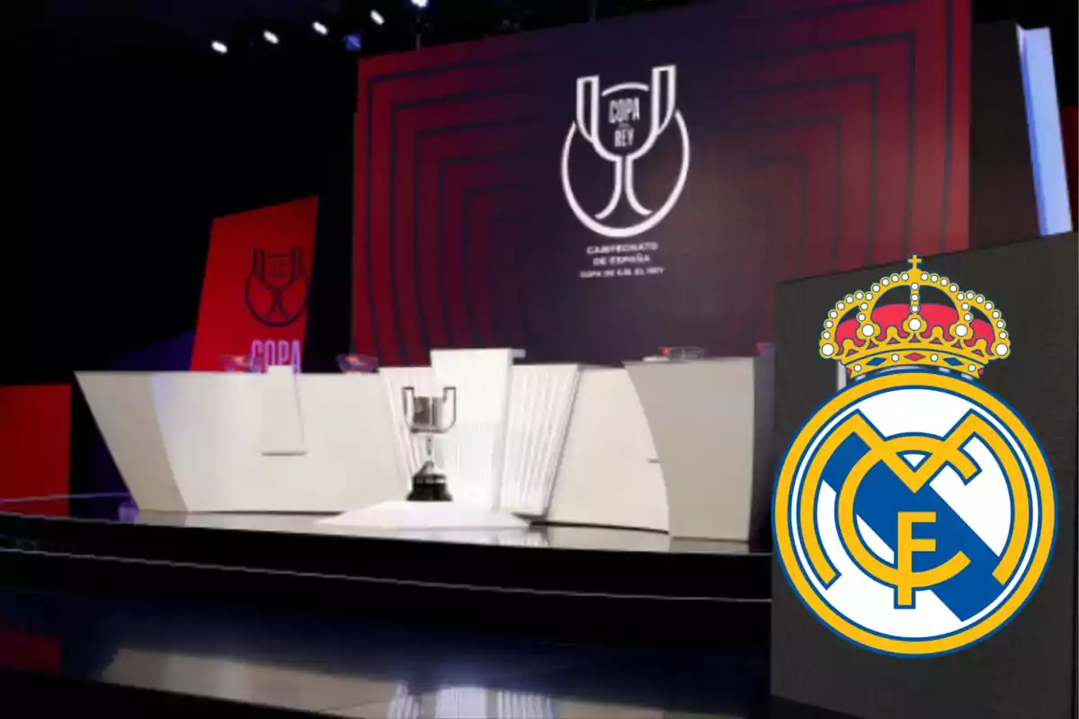 Escenario de la Copa del Rey con el trofeo en el centro y el escudo del Real Madrid en primer plano.