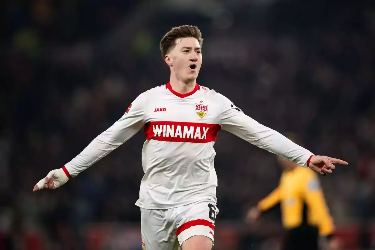 Un jugador de fútbol celebrando en el campo con el uniforme del VfB Stuttgart. Un jugador de fútbol celebrando en el campo con el uniforme del VfB Stuttgart.