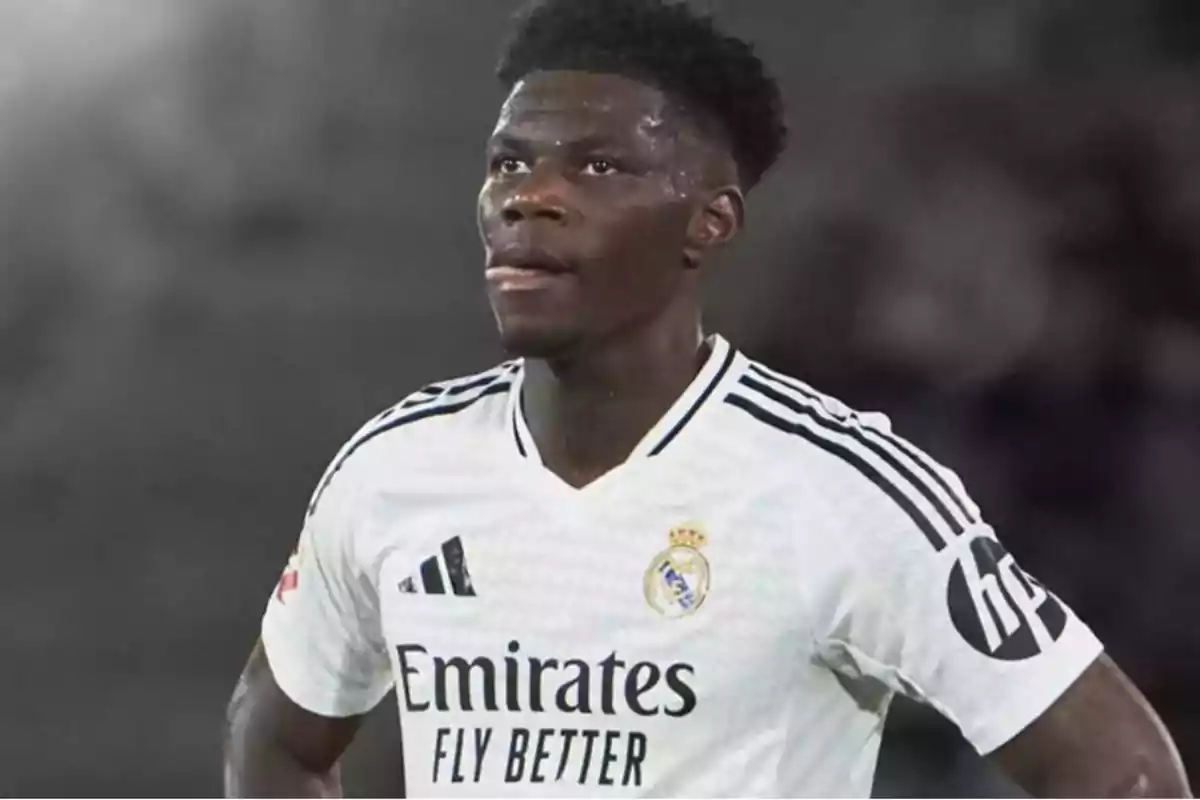Jugador de fútbol con camiseta blanca del Real Madrid en el campo. Jugador de fútbol con camiseta blanca del Real Madrid en el campo.
