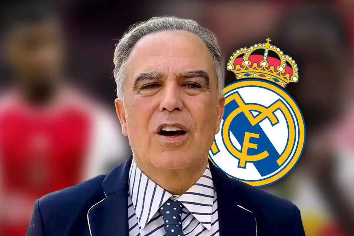 Un hombre de cabello canoso y traje oscuro con corbata a rayas está frente al escudo del Real Madrid.