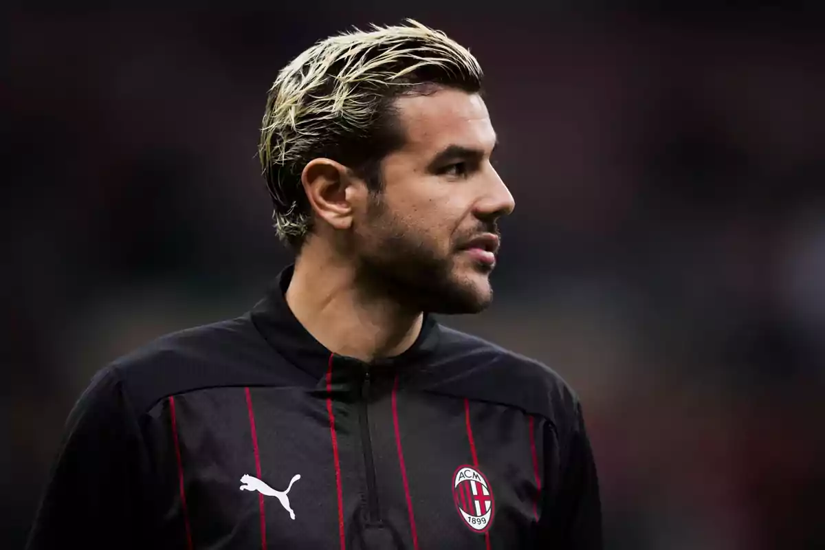 Futbolista con chaqueta negra del AC Milan y cabello rubio con puntas oscuras mirando hacia la derecha Futbolista con chaqueta negra del AC Milan y cabello rubio con puntas oscuras mirando hacia la derecha
