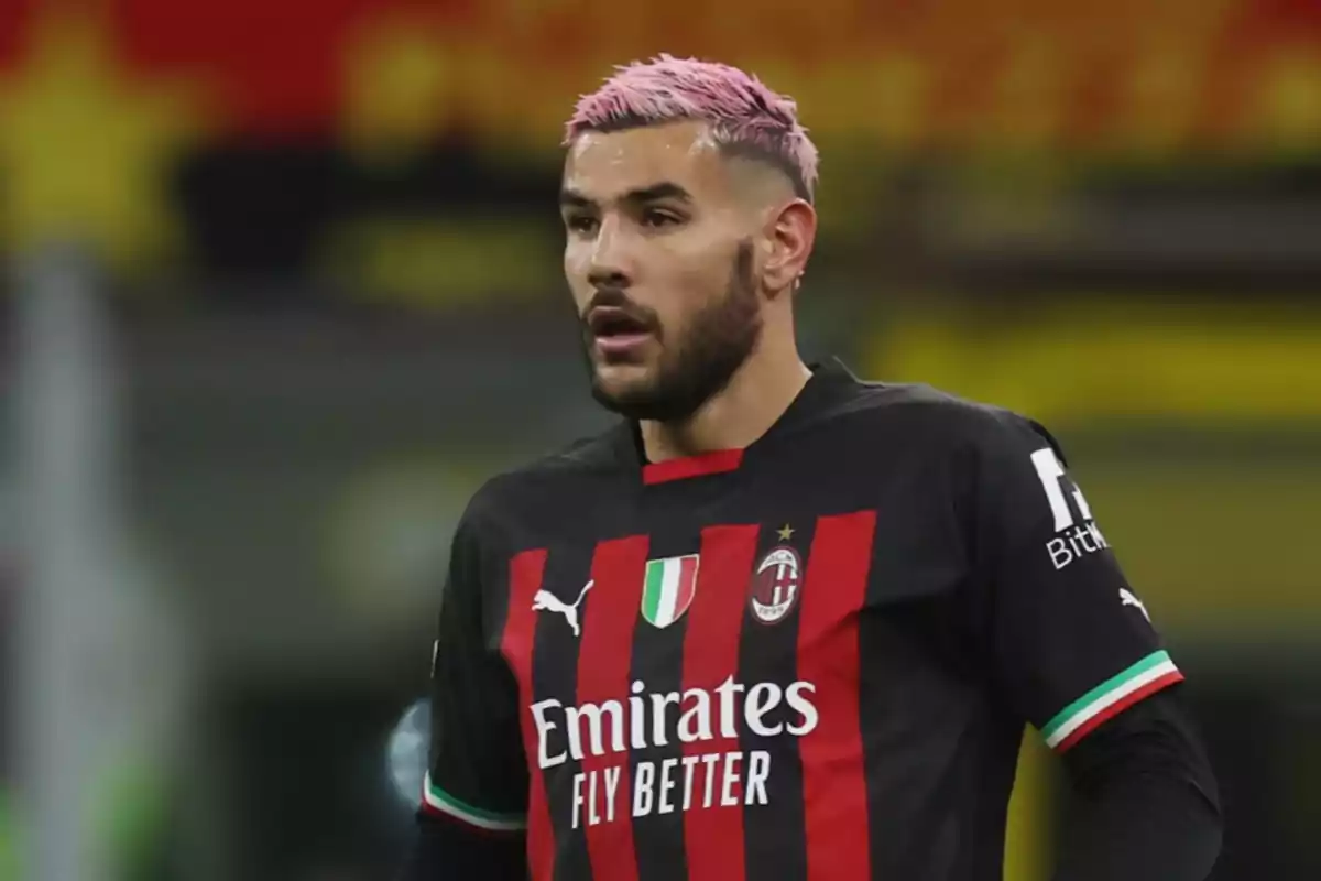 Futbolista con cabello teñido de rosa usando el uniforme negro y rojo del AC Milan durante un partido Futbolista con cabello teñido de rosa usando el uniforme negro y rojo del AC Milan durante un partido