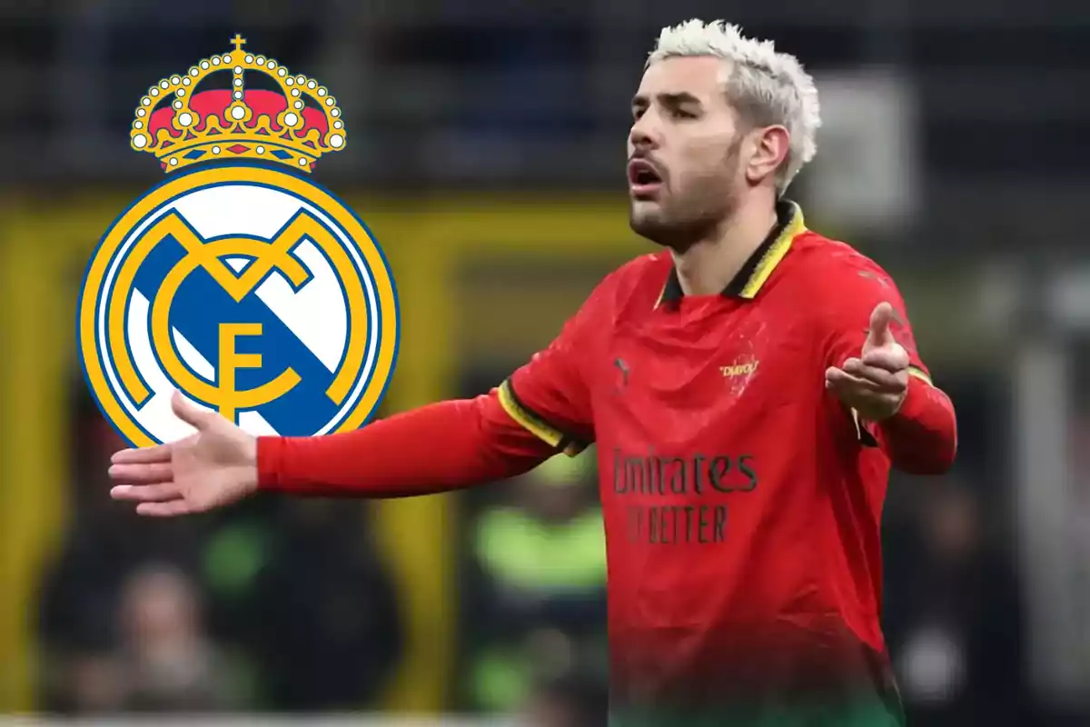 Un jugador de fútbol con uniforme rojo gesticulando con los brazos abiertos y el escudo del Real Madrid al fondo.