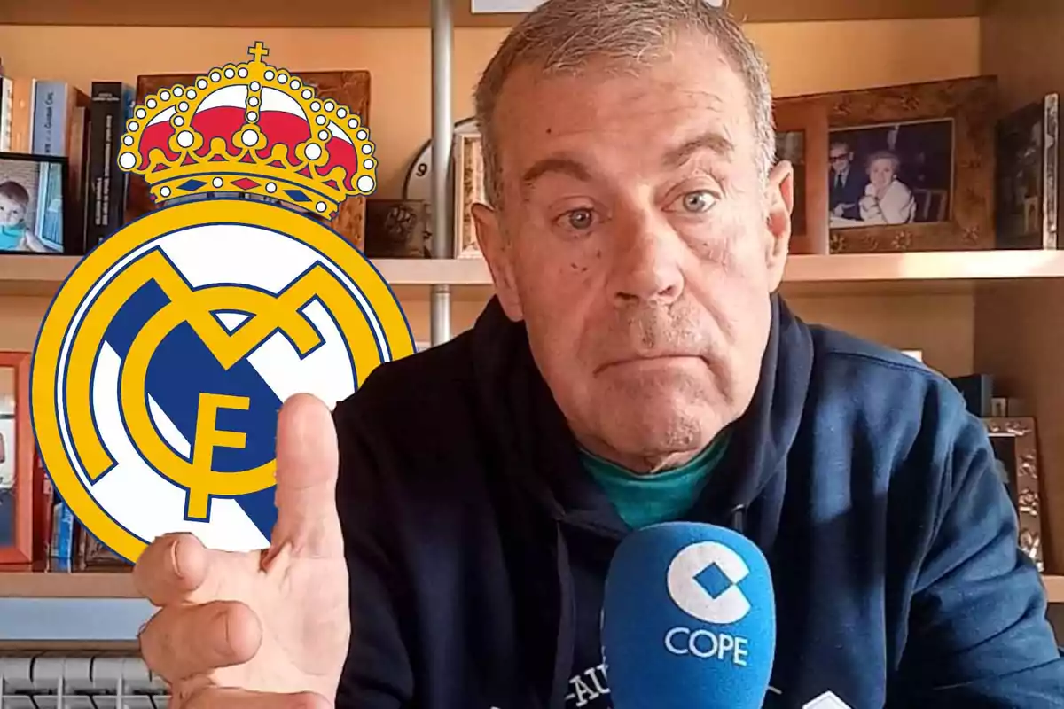 Un hombre con un micrófono de la cadena COPE en la mano, con el escudo del Real Madrid al fondo y estanterías con fotos y libros detrás.