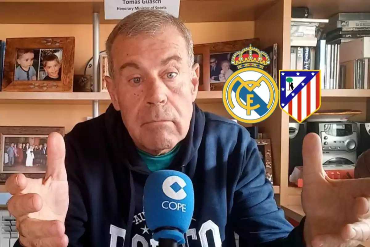 A man with a COPE network microphone gestures as he speaks, with the crests of Real Madrid and Atlético de Madrid superimposed on the background of a shelf with family photos.