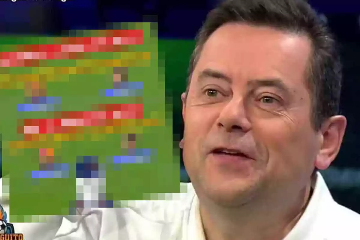 Un hombre sonríe mientras sostiene una imagen pixelada que parece mostrar una formación de fútbol.
