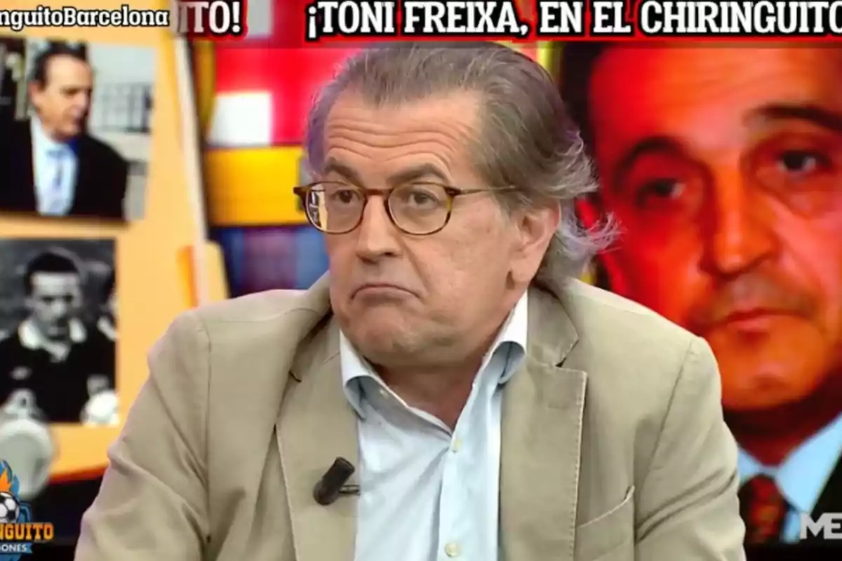 Hombre de cabello canoso y gafas con expresión seria en un programa de televisión deportivo Hombre de cabello canoso y gafas con expresión seria en un programa de televisión deportivo