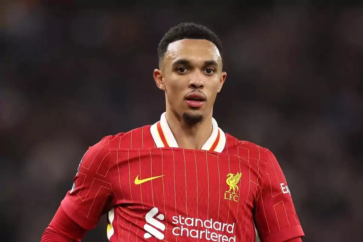 Jugador de fútbol con camiseta roja del Liverpool FC en el campo.