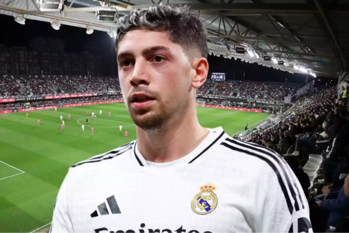 Un jugador de fútbol con la camiseta del Real Madrid en un estadio lleno durante un partido nocturno.