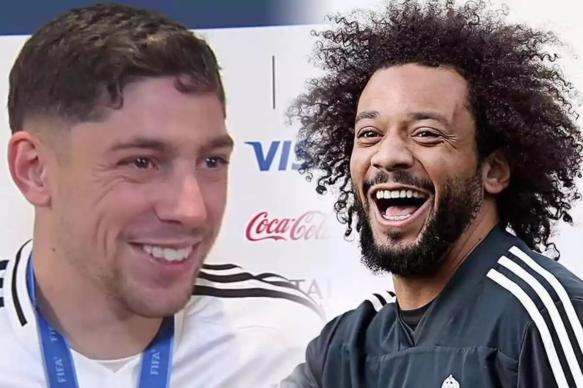 Dos hombres sonrientes con camisetas deportivas, uno con cabello corto y el otro con cabello rizado.