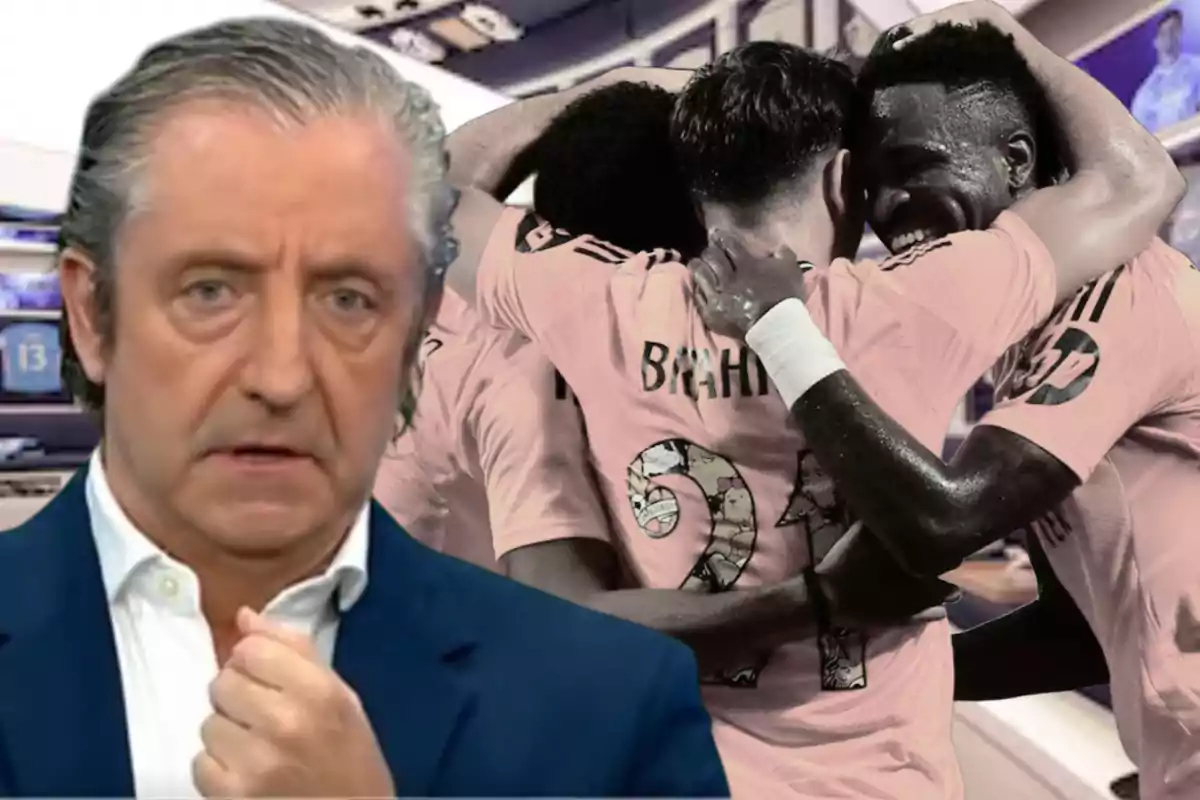 Un hombre con expresión seria en primer plano y un grupo de jugadores de fútbol celebrando en el fondo.