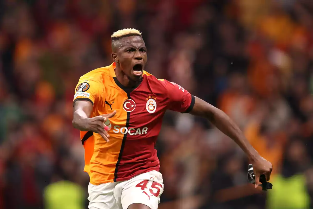 Jugador de fútbol celebrando un gol con el uniforme del Galatasaray en un estadio lleno de espectadores. Jugador de fútbol celebrando un gol con el uniforme del Galatasaray en un estadio lleno de espectadores.