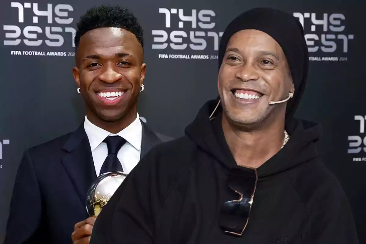 Dos personas sonrientes en un evento de premios de fútbol, una de ellas sostiene un trofeo.