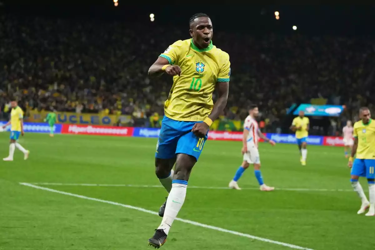 Futbolista de Brasil celebrando un gol durante un partido en un estadio lleno de aficionados Futbolista de Brasil celebrando un gol durante un partido en un estadio lleno de aficionados