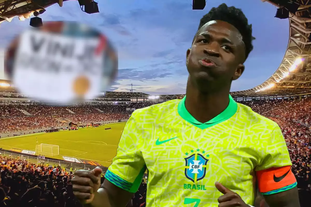 Un jugador de fútbol con el uniforme de Brasil celebra en un estadio lleno de espectadores.