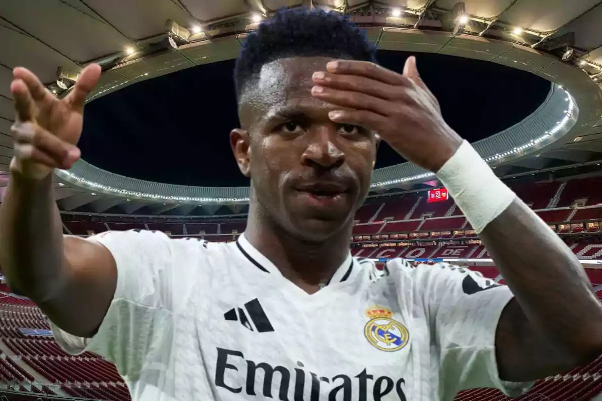 Un jugador de fútbol con uniforme blanco en un estadio iluminado.