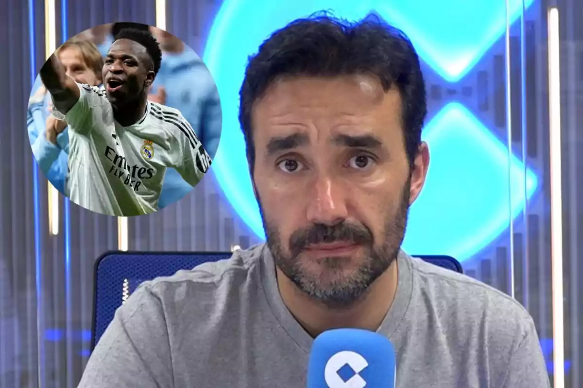 Un hombre con barba y camiseta gris sostiene un micrófono azul en un estudio, mientras en un recuadro aparece un jugador de fútbol celebrando.