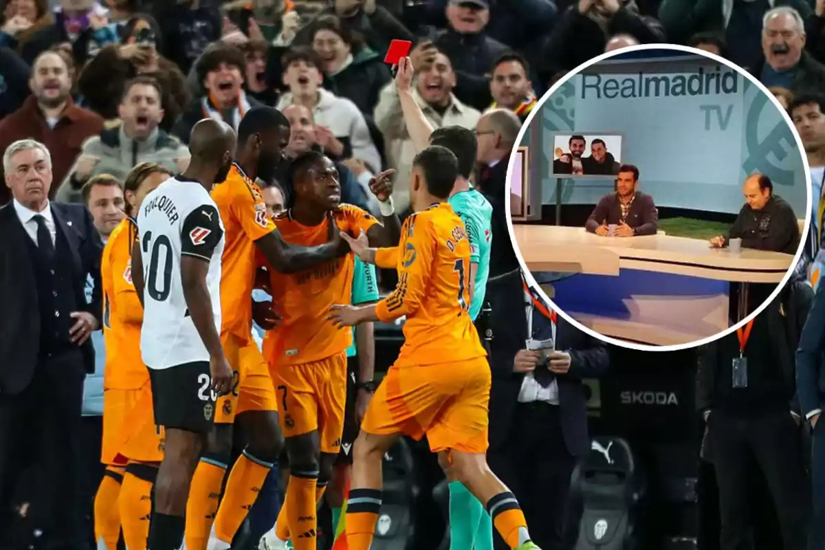 Un árbitro muestra una tarjeta roja a un jugador durante un partido de fútbol mientras otros jugadores y el entrenador observan; en un recuadro, se ve un estudio de televisión con dos presentadores.