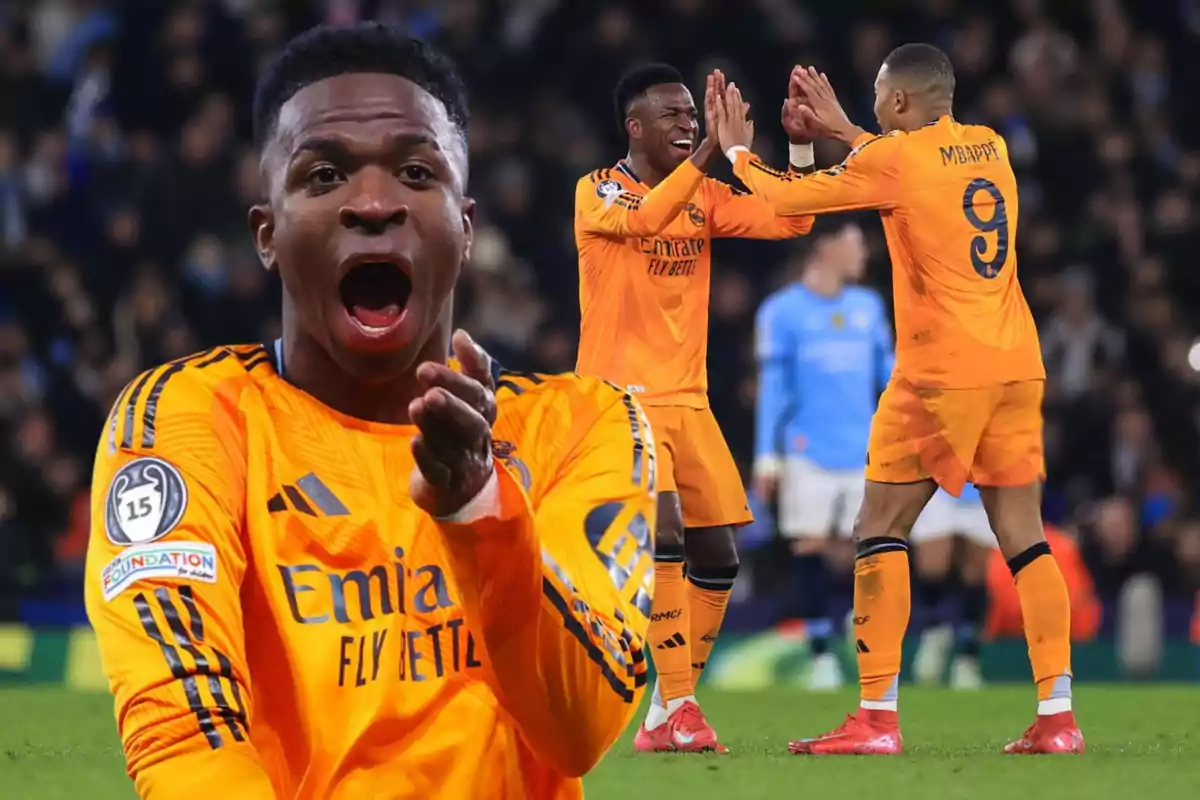 Un jugador de fútbol con uniforme naranja celebra en el campo mientras otro jugador aplaude en el fondo.