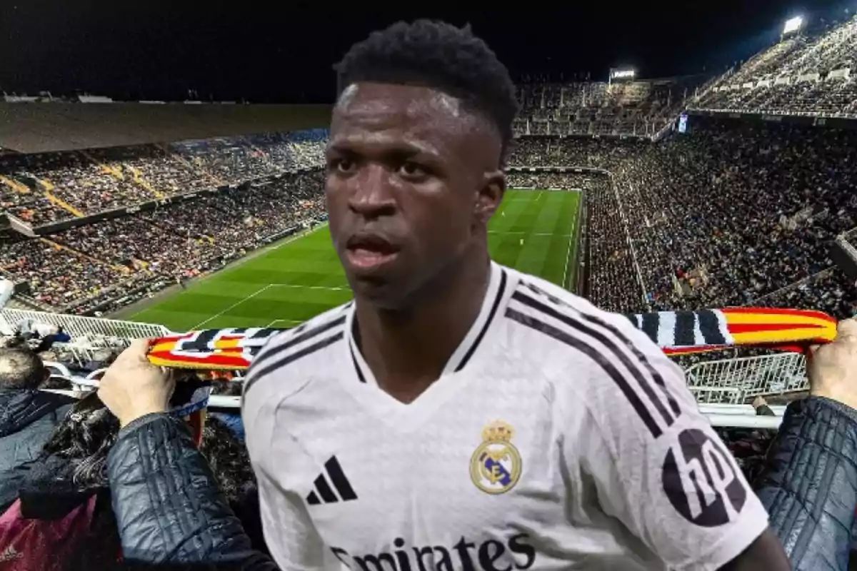 Un jugador de fútbol con la camiseta del Real Madrid en un estadio lleno de espectadores.