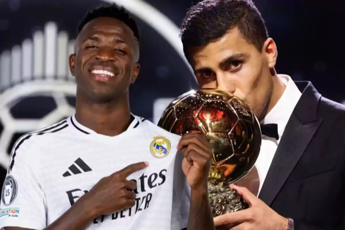 Dos hombres posan juntos, uno con una camiseta de fútbol blanca y el otro besando un trofeo dorado.