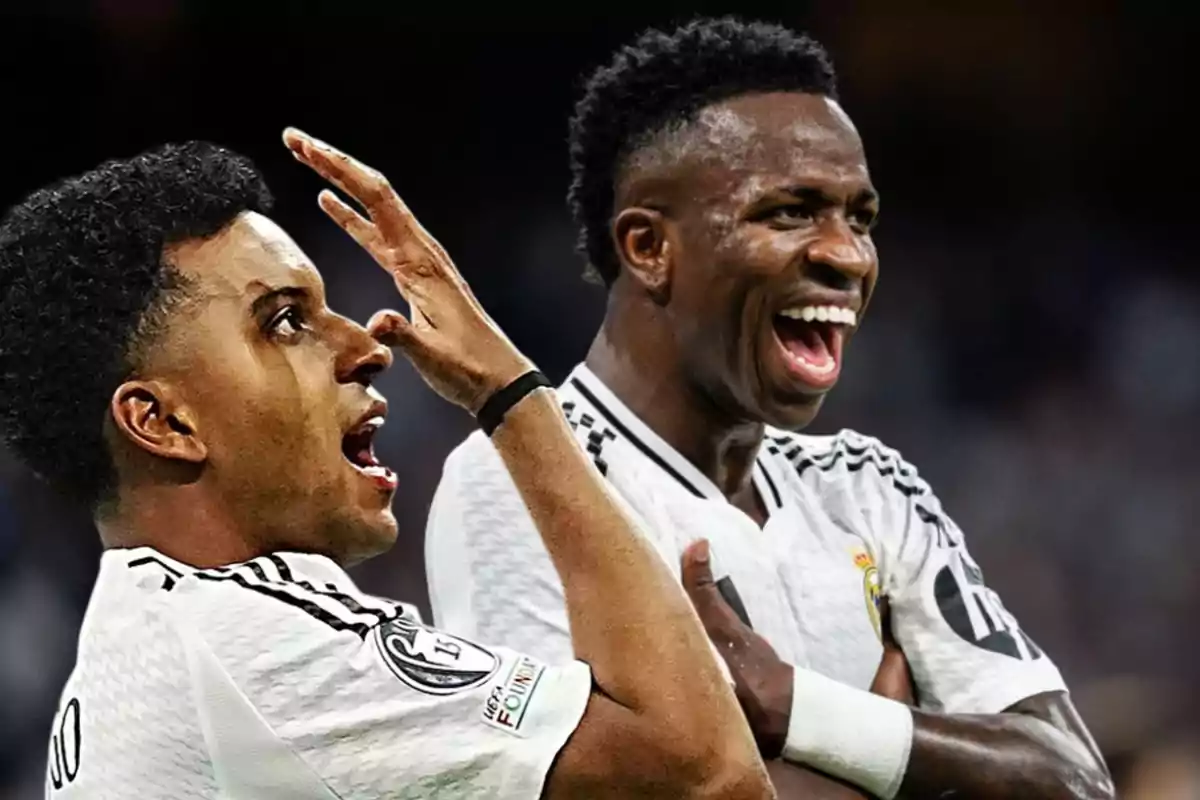 Dos jugadores de fútbol celebran emocionados en el campo.