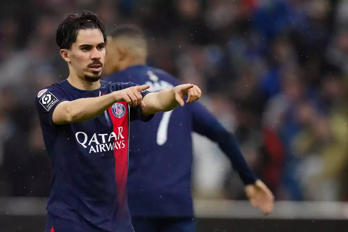 Un jugador de fútbol del PSG señalando con ambas manos durante un partido. Un jugador de fútbol del PSG señalando con ambas manos durante un partido.