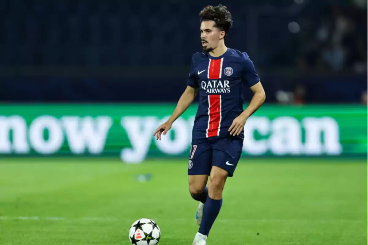 Jugador de fútbol del PSG en el campo durante un partido.