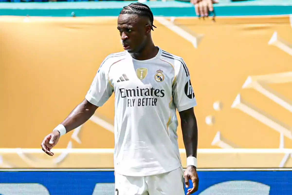 Futbolista del Real Madrid con uniforme blanco durante un partido en el campo