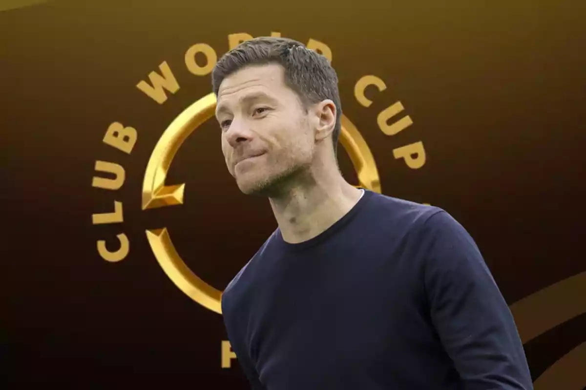 Hombre de cabello corto y barba ligera con camiseta oscura posando frente a un fondo con el logo dorado del Club World Cup