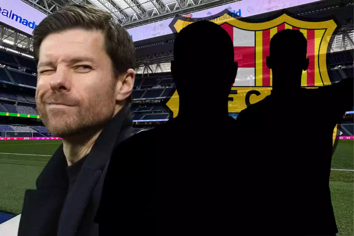 Un hombre guiñando un ojo en un estadio de fútbol con dos siluetas negras y un escudo de equipo de fondo.