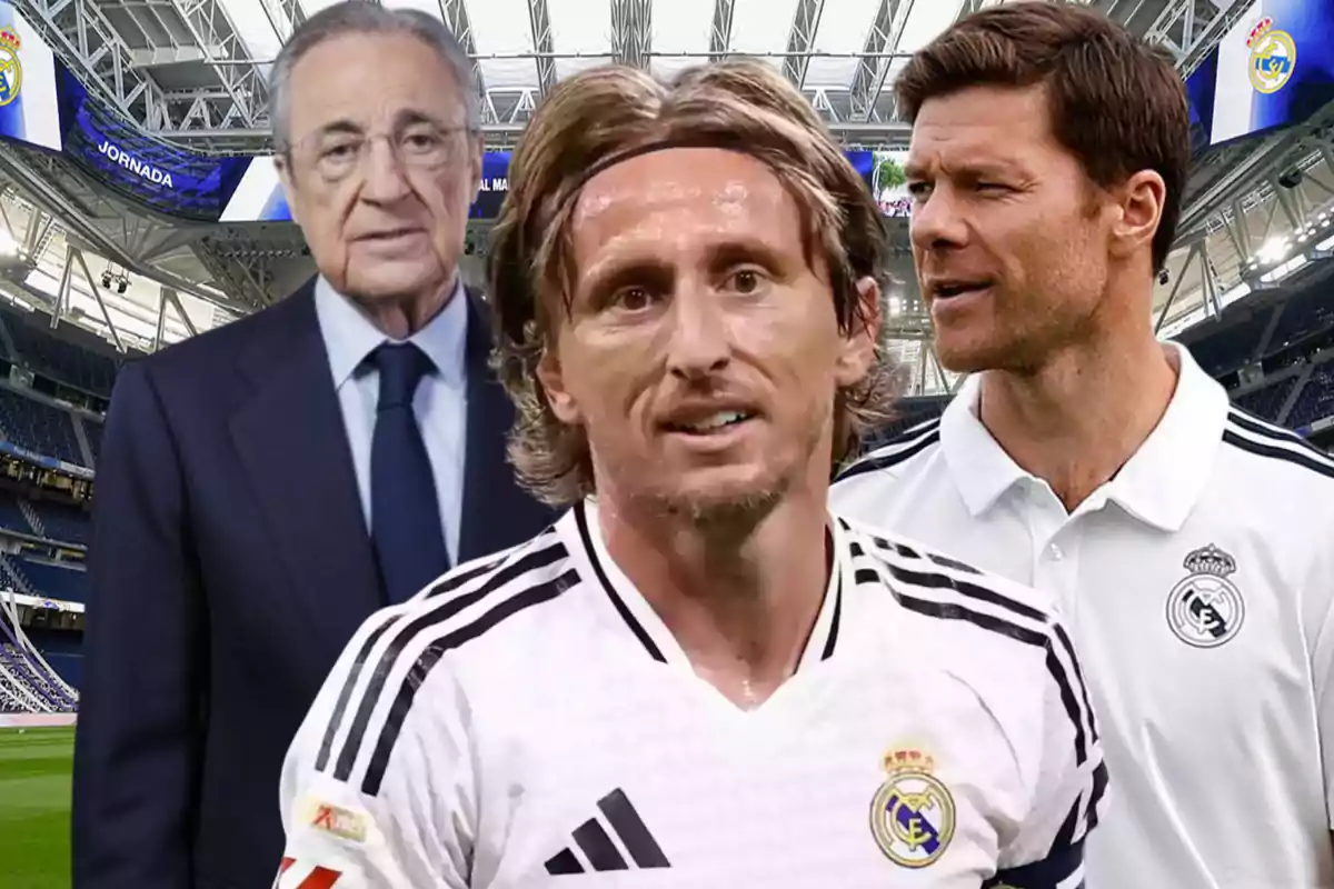 Tres hombres con ropa del Real Madrid en un estadio.