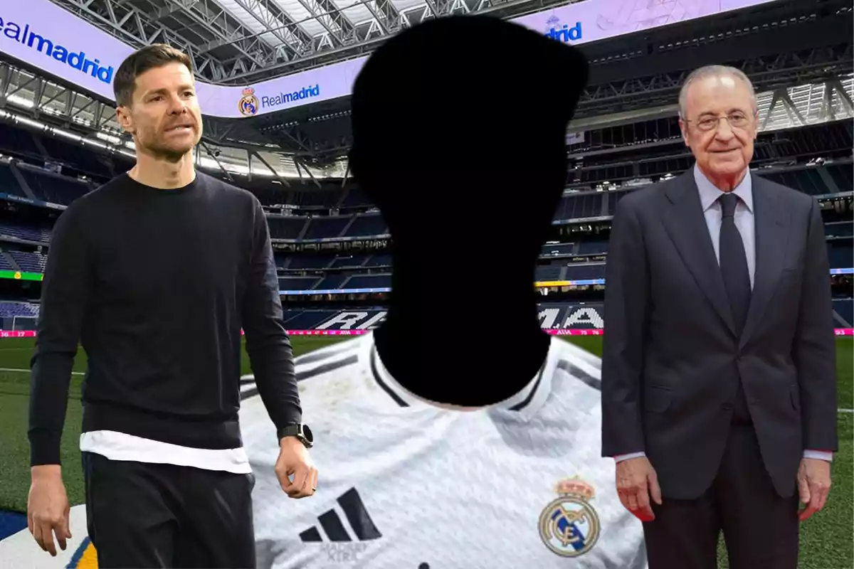 Un hombre con suéter negro y otro con traje oscuro posan en un estadio de fútbol con un cartel de "Real Madrid" en el fondo; entre ellos hay una figura con la cara oscurecida y una camiseta del equipo.