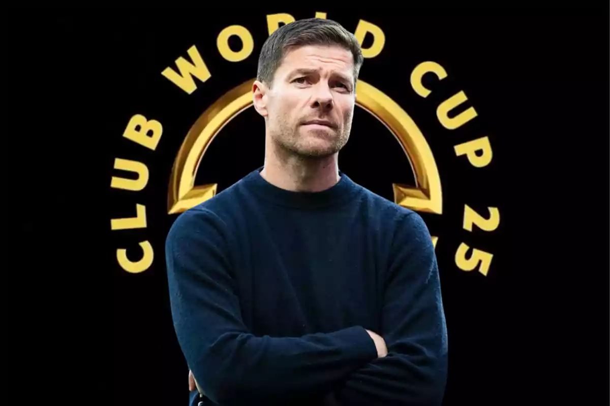 Un hombre con suéter oscuro frente a un logotipo dorado que dice Un hombre con suéter oscuro frente a un logotipo dorado que dice
