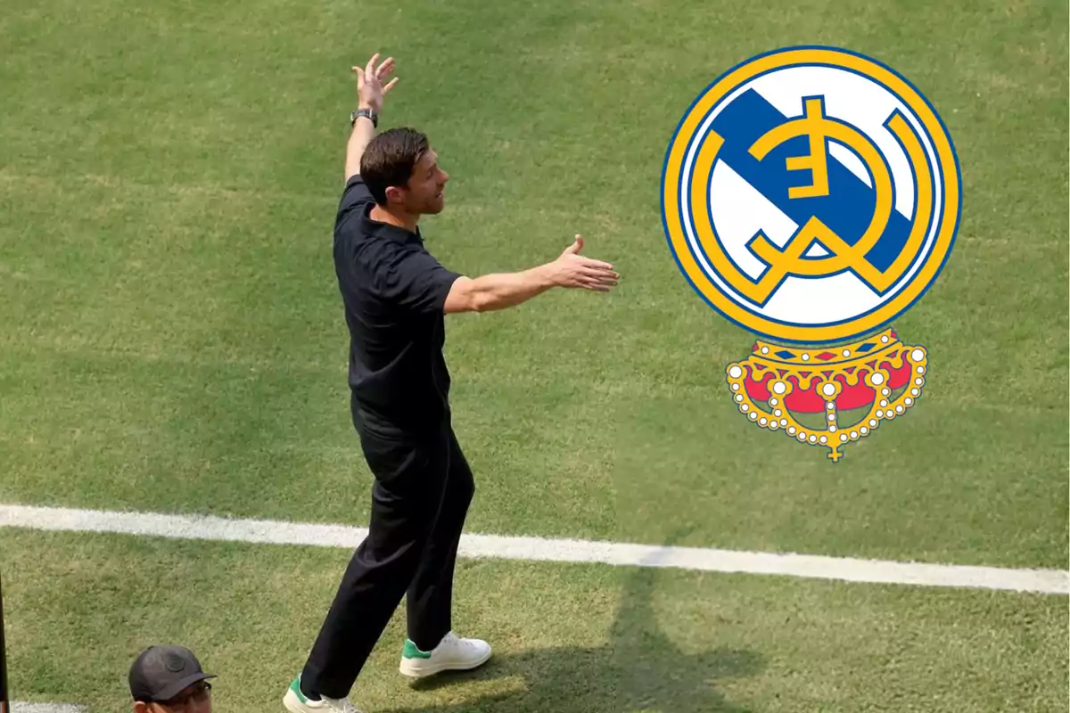 Entrenador de fútbol gesticulando en la cancha junto a un escudo modificado del Real Madrid