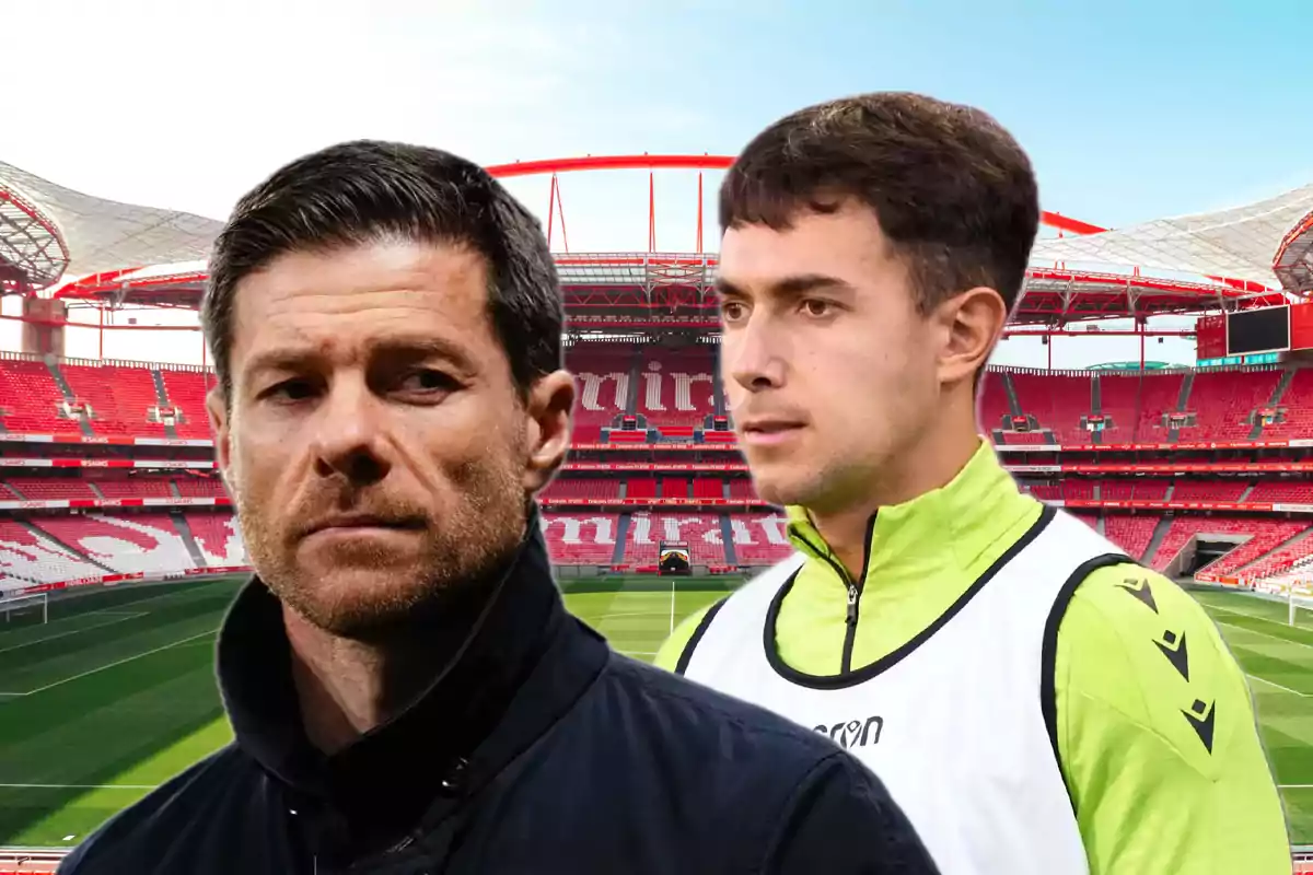 Dos hombres en primer plano con un estadio de fútbol vacío al fondo