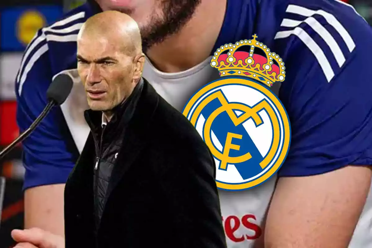 Hombre calvo con chaqueta negra frente a un micrófono con el logo del Real Madrid al fondo.