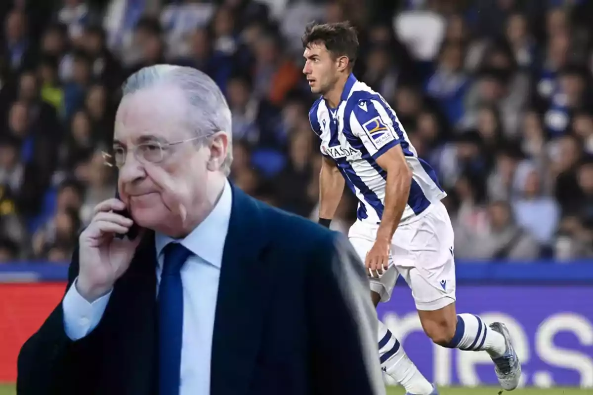 Un hombre de traje hablando por teléfono en primer plano y un futbolista con uniforme azul y blanco corriendo en el campo de juego al fondo