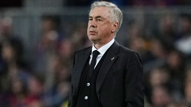 Carlo Ancelotti se lo mira desde lejos: uno de los entrenadores más laureados 