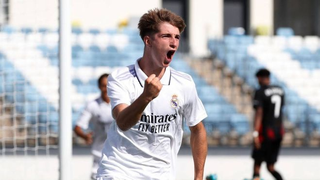 César Palacios celebra un gol en la Youth League contra el Leizpig 