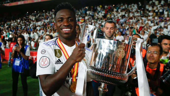 Vinicius posaba feliz con la Copa del Rey 