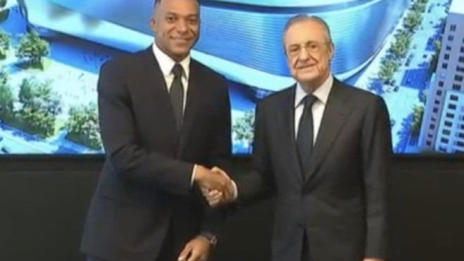 El apretón de manos entre Kylian Mbappé y Florentino Pérez en su presentación con el Real Madrid