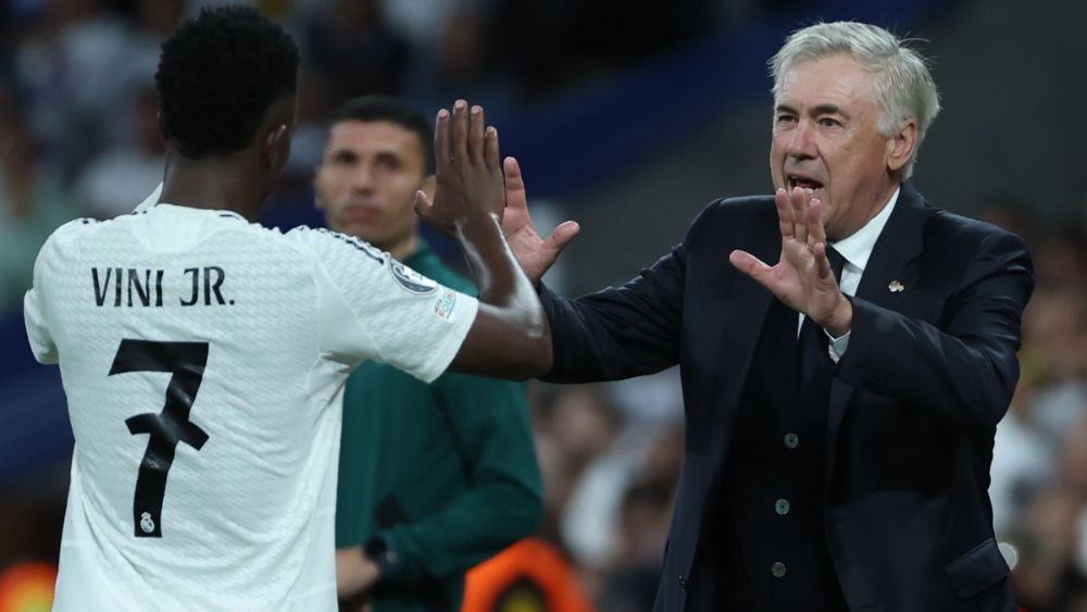 Vinicius y Ancelotti, celebrando uno de los goles del brasileño, en el partido de este martes contra el Borussia.