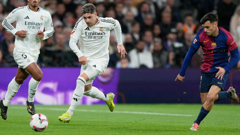 Fede Valverde y Pedri pugnan por un balón en el Clásico