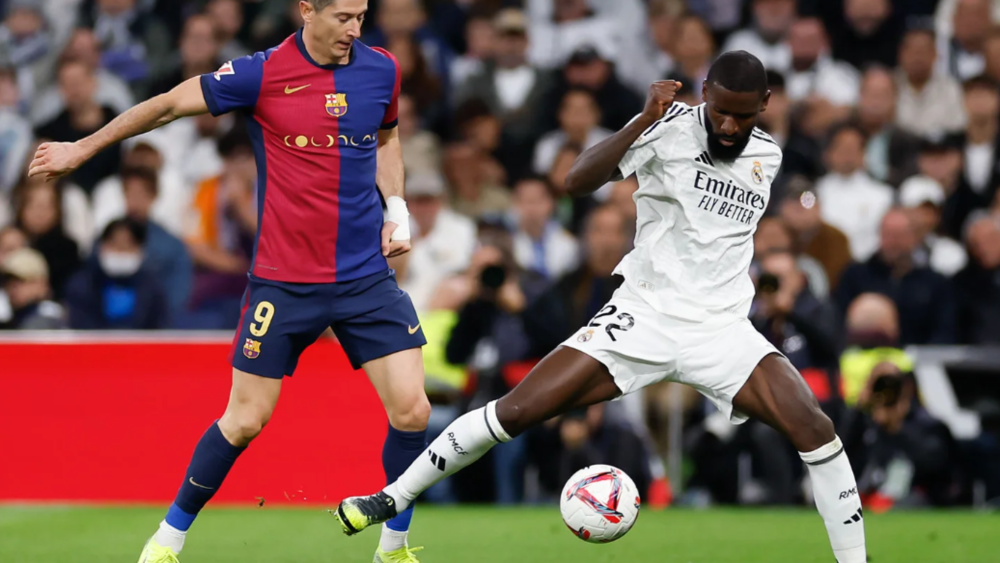 Antonio Rüdiger y Robert Lewandowski en el Clásico