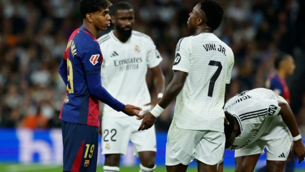 Vinicius y Lamine Yamal durante El Clásico