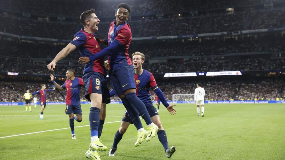 Los jugadores del Barça celebraron su victoria en el avión de vuelta.