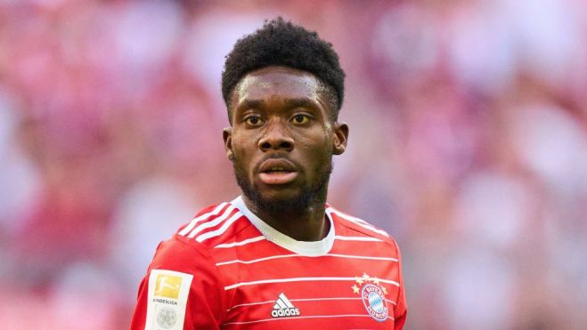 Alphonso Davies durante un partido con el Bayern de Múnich